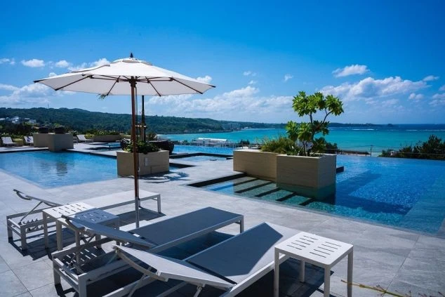 海とプールを望む写真。