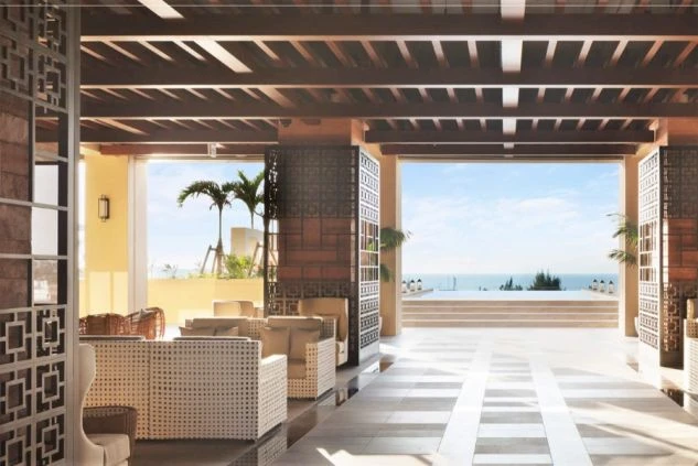  アメリカンな装飾が施された「OKINAWA MARKET DEPOT ISLAND」の前で、楽しそうに談笑する2人の女性