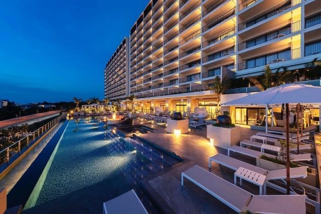 夕景のリゾートホテルの写真。