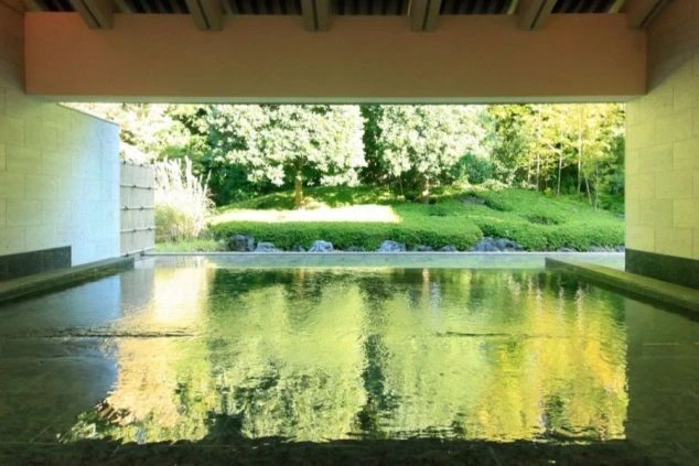 洗練されたリゾート施設で過ごす、心静かな時間。水面に映る美しい庭園の緑が、贅沢な癒やしを演出します。