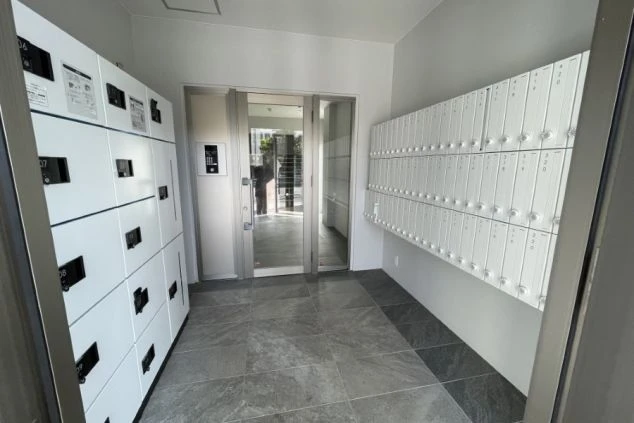 清潔感のあるリゾートバイト寮の集合ポストと宅配ボックス