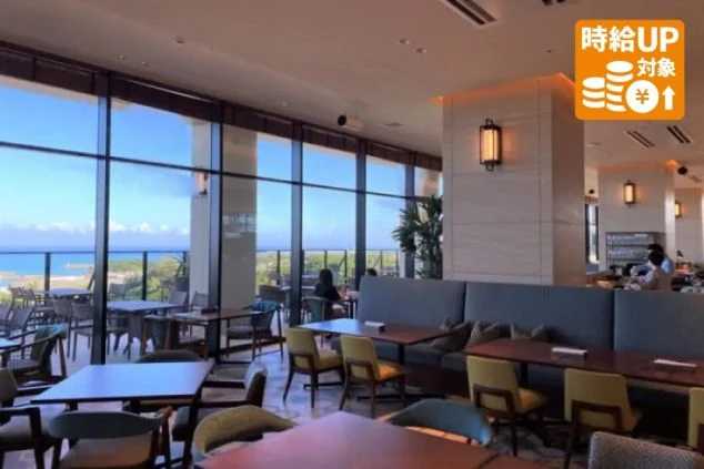 大きな窓から沖縄の海を一望できる、開放感あふれるホテルのレストラン