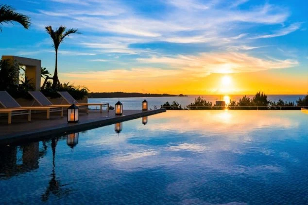 大きな窓から沖縄の海を一望できる、開放感あふれるホテルのレストラン