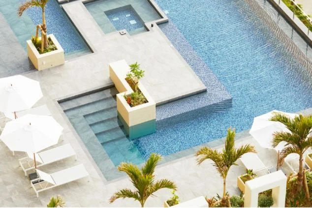 沖縄本島のリゾートホテルのプールの写真。