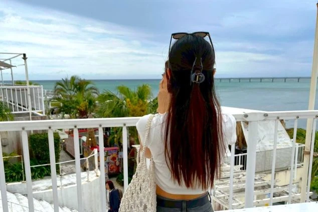 オーシャンビューが広がる開放的なホテルのロビー