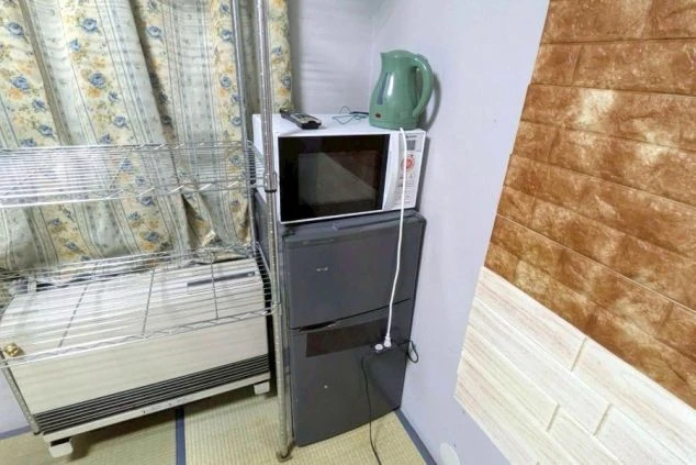 山中湖のホテルでのリゾートバイトの寮内。電子レンジと冷蔵庫完備で快適な暮らし。