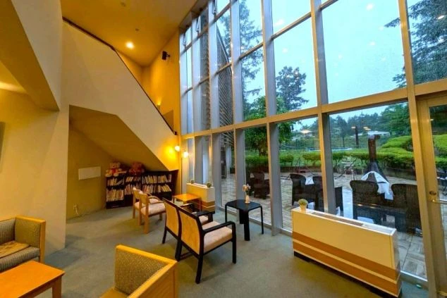 開放的な窓から自然を望む山中湖のホテルのロビーラウンジ。リゾートバイトの休憩時間や仕事終わりにくつろぎのひとときを。