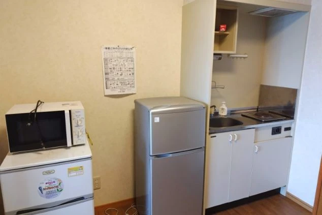 広島の大崎上島でリゾートバイトする人が住み込む個室寮内キッチン・冷蔵庫・電子レンジの画像