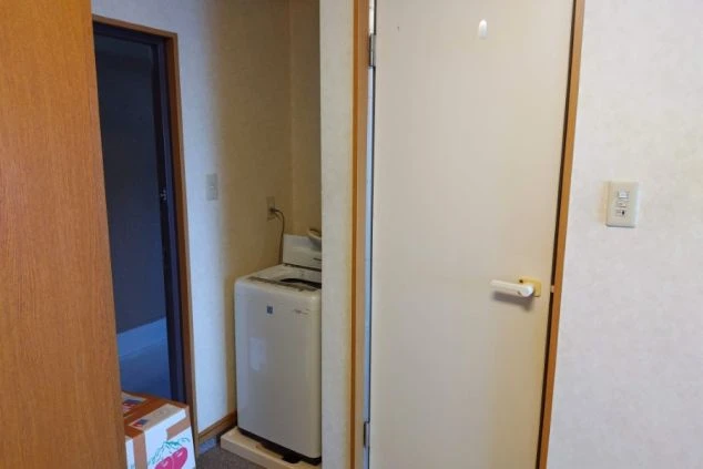 広島の大崎上島でリゾートバイトする人が住み込む個室寮内の洗濯機の画像