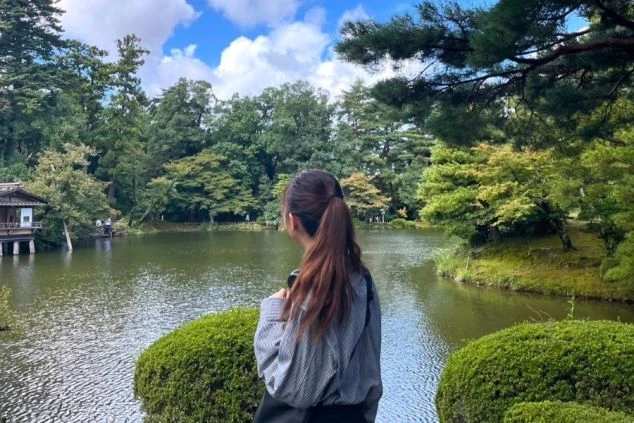兼六園内を散策する女性の画像。リゾートバイト中の休日や出勤前の過ごし方のイメージ。