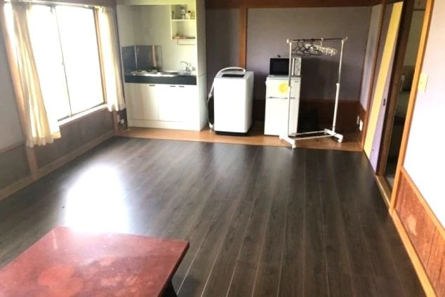 電子レンジやハンガーラックも揃い、すぐに新生活を始められる寮の画像