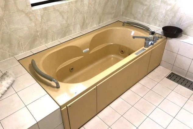 寮にある清潔な浴室。仕事の疲れを癒せる浴槽が完備され、快適な住み込み生活。