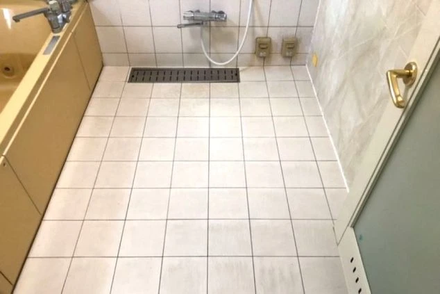 広々とした浴室の画像。水回りの設備が整っており、安心して利用できる環境。