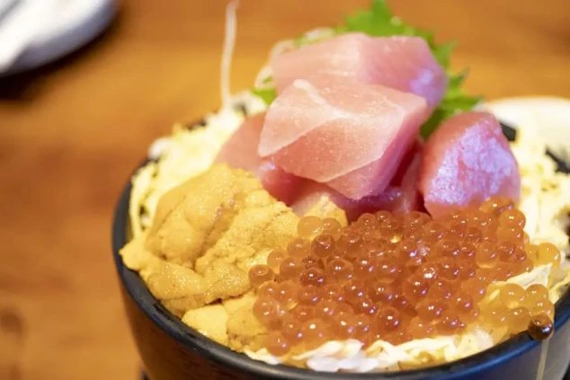 日本の海の幸を堪能できる海鮮丼の画像