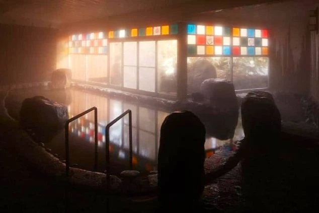 リゾートバイト先のホテルにある温泉の画像です。昭和レトロな雰囲気があり、泉質はトロッとしており、体が芯から温まります。