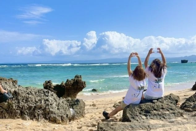 ワクトリスタッフが撮影した沖縄のビーチに2人の女性・ペア応募・後ろ姿・夏・海