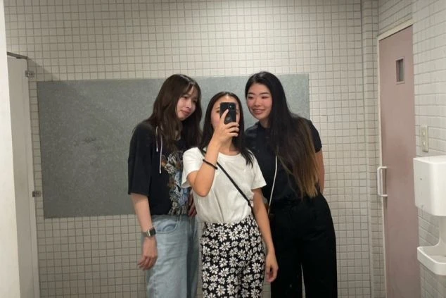 鏡越しに自撮りをする3人の若い女性の画像。友人同士の楽しげな雰囲気は、リゾートバイトで出会う仲間との充実したプライベートを想像させる。