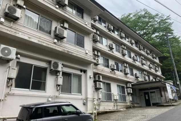 リゾートバイト生活の拠点となる社員寮の外観。各部屋エアコン完備で、快適に過ごせます。