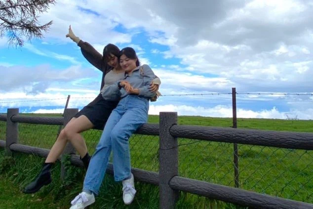 ワクトリスタッフが撮影した牧場での画像・2人の若い女性・出会い・ペア応募・ワイワイ求人・リゾートバイトスタッフ