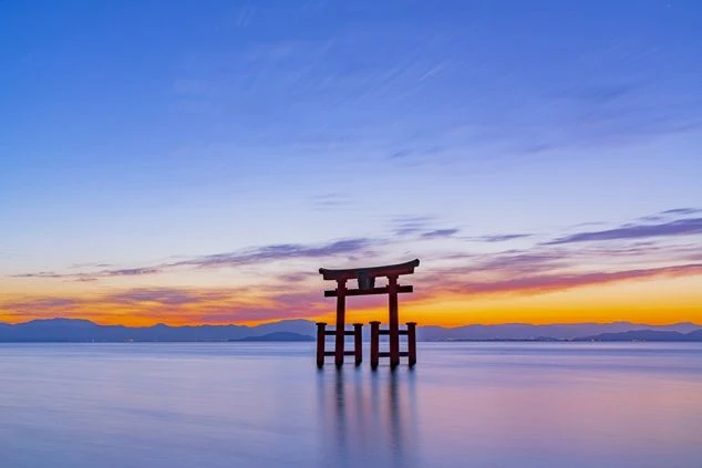 滋賀県・琵琶湖・夕焼け・夕日・鳥居の画像