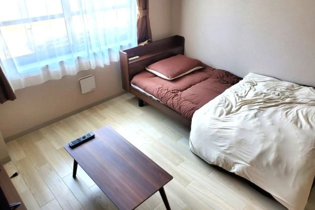 ワクトリスタッフが撮影したサンクチュアリコート琵琶湖 ベネチアンモダンリゾートでリゾートバイトする人が住み込む寮写真・ベッド・テーブル