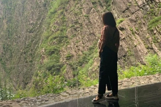 ワクトリでリゾートバイトをしたスタッフが撮影した、美しい渓谷の絶景を眺める女性。リゾートバイトの休日に最適。