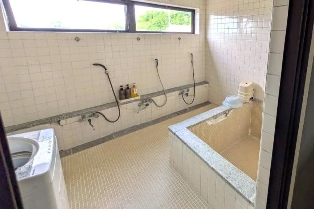 リゾートバイトの相部屋寮のお風呂の画像。