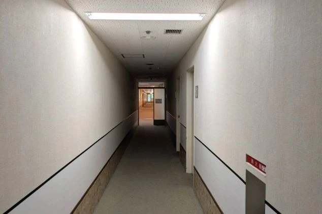 リゾートバイトの相部屋寮の廊下の画像。