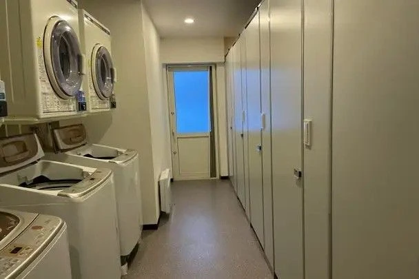 リゾートバイトの相部屋寮の共用スペースにあるトイレのイメージ画像です。