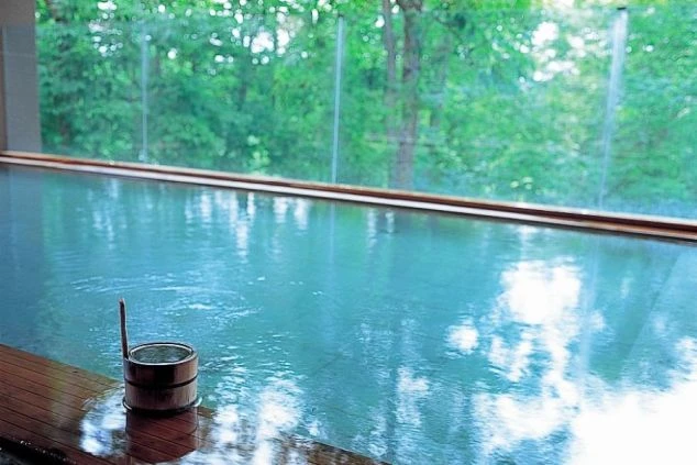 施設の森に囲まれた温泉。リゾートバイトで癒しの休日。