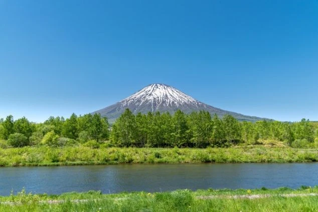 北海道羊蹄山。新緑と残雪の絶景、リゾートバイトで。