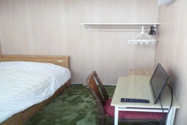 リゾートバイトの個室寮。ベッド、机、テレビ完備。