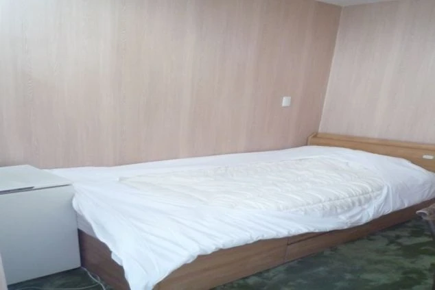 リゾートバイトの個室寮。ベッドと収納家具を配置。