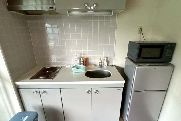 プライベート空間が確保された、リゾートバイトの寮の共有キッチン