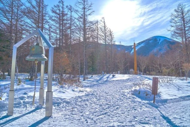 緑豊かな山々と湖の絶景。ハンモックでくつろぐ人物が見え、「Nagano 自然たっぷり 毎日3食無料」といったリゾートバイトの魅力が書かれている。