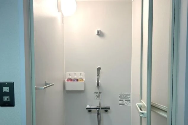 リゾートバイトの寮にあるデスク。テレビや冷蔵庫、ポットが備え付けられており、無料Wi-Fiも利用できる快適な個室寮。