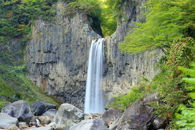 リゾートバイトの勤務先から車で15分のところにある新潟県妙高市の苗名滝（なえなだき）の画像。日本の滝百選にも選ばれており、休日に訪れるスポットの例。