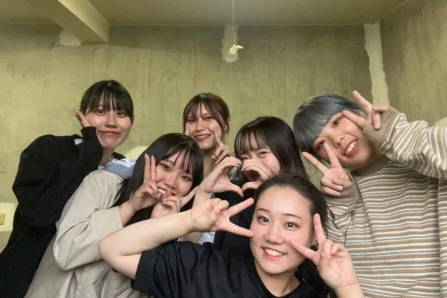 リゾートバイト先で出会ったスタッフ仲間たち数人で撮った写真。リゾートバイト先で出会う仲間のイメージ。