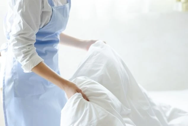 客室清掃のリゾートバイトの働いている様子のイメージ写真。