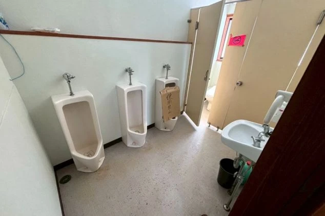 リゾートバイト寮の清潔な共用トイレ。清掃が行き届いており、毎日の生活もストレスなく過ごせる居住スペック。