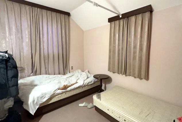 リゾートバイトの女子寮の部屋の画像。2つのシングルベッドが置かれ、窓にはカーテンがかかっている。シンプルな内装で、リゾートバイト中の生活の拠点となるプライベート空間。