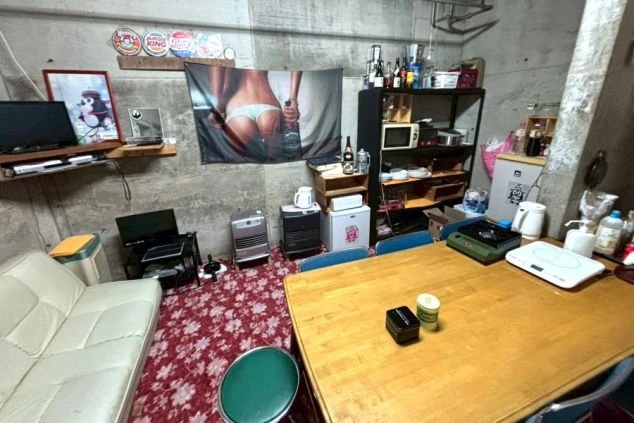 リゾートバイト寮のダイニング。他のスタッフと交流できる明るい共用スペースで、食事や休憩に利用できる。