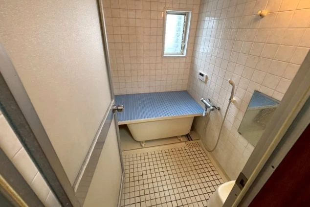 リゾートバイト寮の共用お風呂。仕事の疲れをゆっくり癒せる広々とした浴室で、清潔感のある入浴環境。