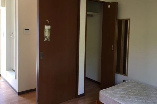 栃木県鬼怒川温泉の寮の個室にあるクローゼットと姿見。リゾートバイトの寮は、生活に必要な家具家電が揃っており、すぐに新生活を始められます。