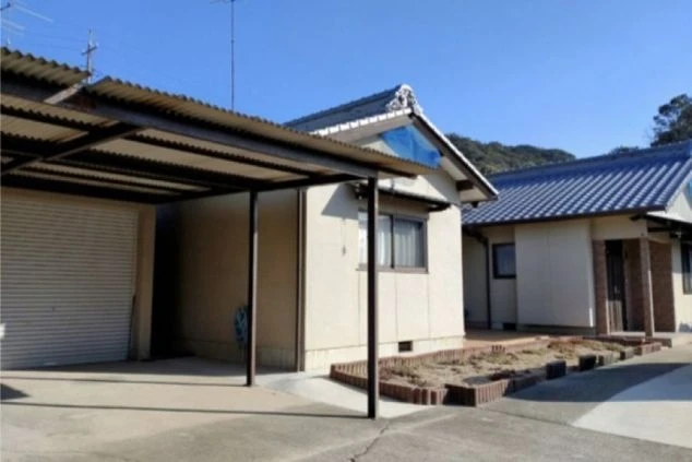 リゾートバイト寮の外観画像。一軒家を改装したシェアハウス寮。