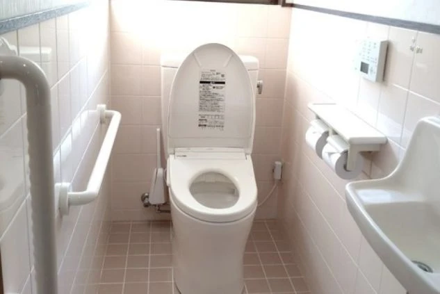 白を基調としたリゾートバイト寮の洋式トイレ。