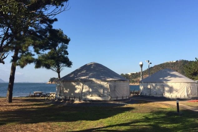 海の目の前にあるグランピング用ゲルタイプのテント。リゾートバイトの勤務地のイメージ。