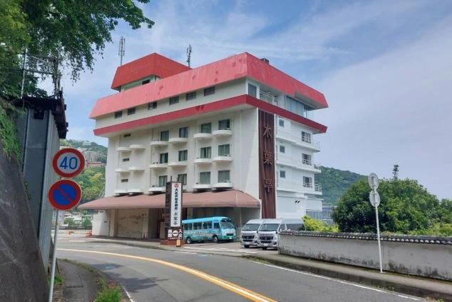 オーシャンビューの絶景ラウンジがリゾートバイトの勤務先。大きな窓から、きらめく海と空を一望できます。