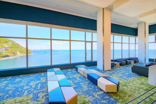 海を眺める絶景の露天風呂。リゾートバイトの特権として、この温泉で日々の疲れを癒やせます。