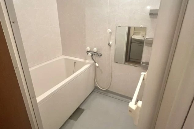 リゾートバイトの寮のお風呂。清潔なユニットバスで、一日の疲れをゆっくりと癒せます。